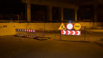 В Днепре на Слобожанском воруют фонари с дорожного ограждения под виадуком
