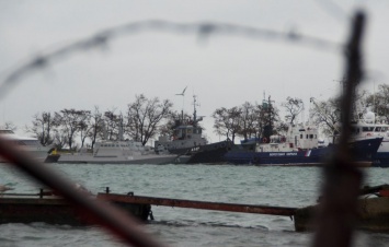 Захваченные украинские боевые катера выводят из оккупированной Керчи