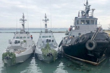 Россия возвращает Украине захваченные корабли: фото с места