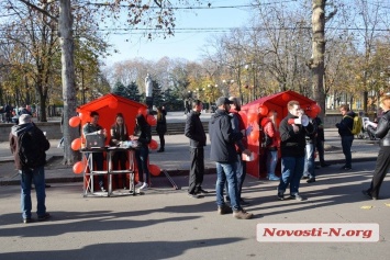 В Николаеве активисты Шария раздают землю в пакетиках - «пока бесплатная»