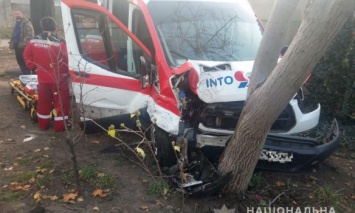 В Одессе автомобиль скорой помощи столкнулся с легковушкой, пострадали четыре человека