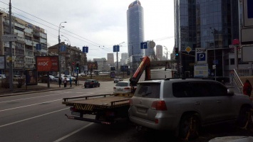 "Героев парковки" ждет сюрприз: в столице инспекторы эвакуировали первые авто (видео)