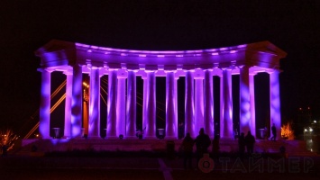 Колоннаду в Одессе осветили фиолетовым - в знак внимания к недоношенным детям