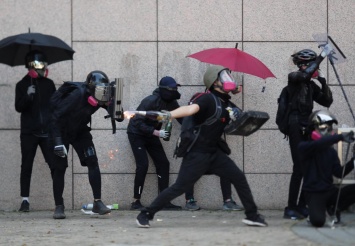 Протесты в Гонконге ужесточились после решительных действий полиции: видео