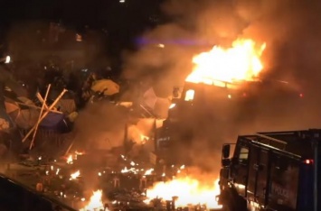 Участники протестов в Гонконге подожгли баррикады и сожгли полицейский броневик