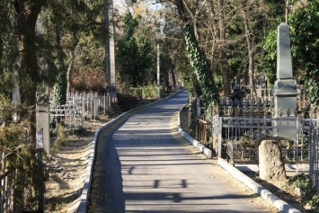 В Симферополе благоустраивают закрытые кладбища