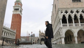 В Венеции понемногу спадает уровень воды
