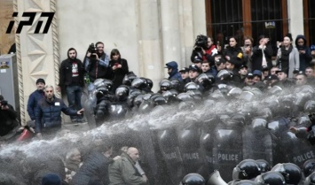 В Тбилиси начался разгон протестующих из-под здания парламента (ФОТО, ВИДЕО)
