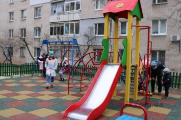 В запорожском дворе появилась современная и безопасная детская площадка