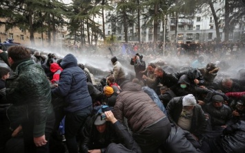 Разгон протестов возле парламента Грузии сняли на видео