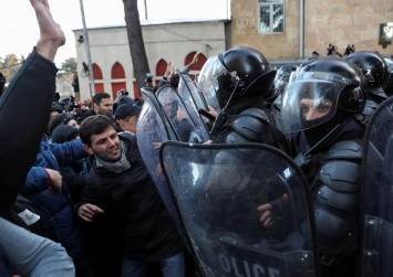 "Майдан" в Тбилиси: столкновения между протестующими и полицией продолжаются, 18 активистов задержаны