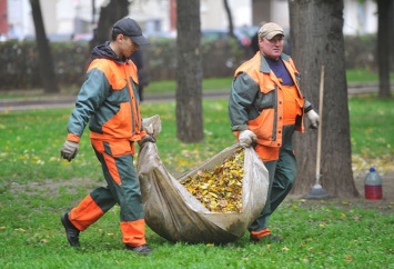 Неплательщики алиментов убирают в парках Днепра