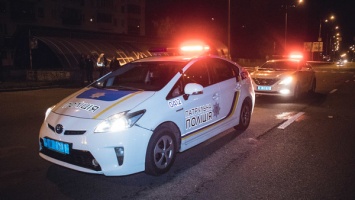 В Киеве мужчина упал под колеса проезжающего автомобиля. Фото
