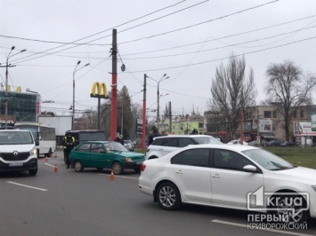 ДТП на 95 квартале в Кривом Роге: столкнулись два внедорожника и легковушка