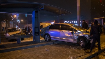 В Днепра возле "МОСТ-сити" Honda ударила ВАЗ и влетела в остановку: видео момента аварии