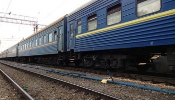 ЧП на Харьковщине: женщину вынесли из поезда на носилках (фото)