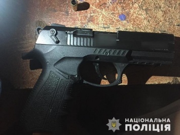На Киевщине парень стрелял с пистолета в воздух и грабил женщин, - ФОТО