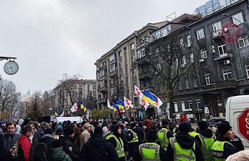 Киев колотит: под НБУ ситуация накаляется - сотни людей, летят свиные головы