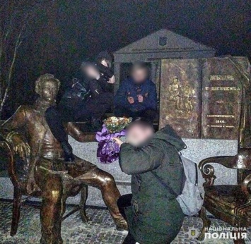 В Покровске дерзкие хулиганы устроили позорную фотосессию на памятнике Шевченко