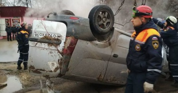 В Пензе автомобиль провалился в яму с кипятком (видео)