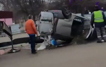 В России авто провалилось под асфальт, водитель и пассажир сварились заживо: видео