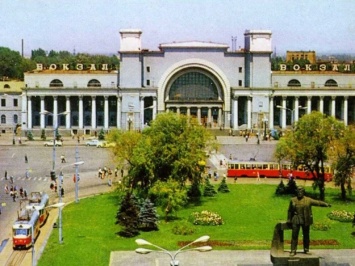 Ухоженный сквер и колесящие кареты: как менялся Железнодорожный вокзал на протяжении 20 века