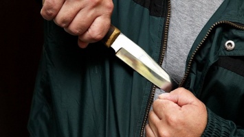 Повалил на землю и угрожал ножом: молодой парень ограбил 11-летнюю девочку