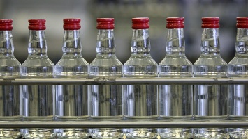 Водка или стеклоочиститель: фискалы накрыли подподпольный цех по производству алкоголя