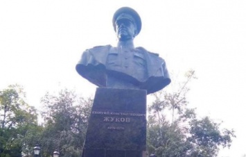 В Харькове атаковали памятник раздора (фото)
