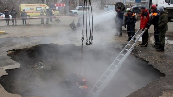 В российской Пензе автомобиль провалился в яму с кипятком: погибли два человека (фото)