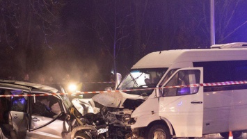 В Киеве столкнулись легковушка и микроавтобус: двое погибших, девять пострадавших