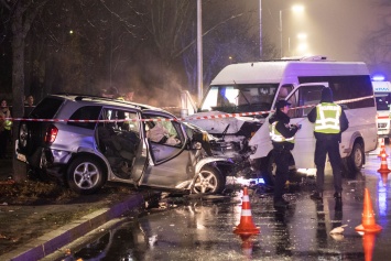В Киеве Toyota влетела в маршрутку: 2 погибших, много раненых - фото, видео