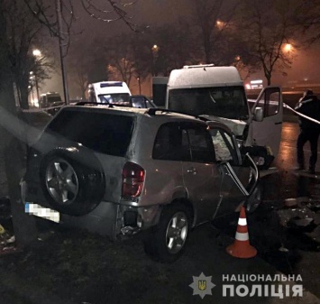 В Киеве внедорожник вылетел на встречку и протаранил маршрутку, погибли два человека. Видео 18+