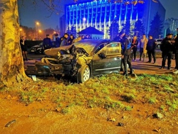 Кровавое ДТП в Одессе: военнослужащий на большой скорости врезался в дерево