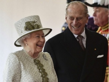 Королева Елизавета и принц Филипп отмечают 72-летие со дня своей свадьбы порознь (фото)