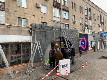 В Запорожье чиновники из архитектуры демонтируют в центре города рекламные вывески, - ФОТО