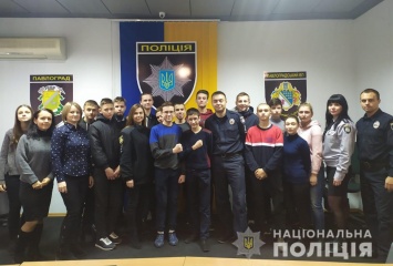 В Павлограде школьники пришли на экскурсию в отделение полиции