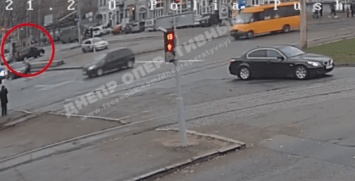 В Днепре из машины выскочили неизвестные и стали бить мужчин (Видео)