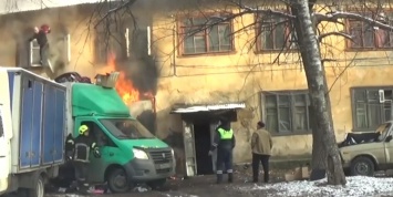 Спасение полицейскими жильцов горящего дома с помощью "Газели" попало на видео