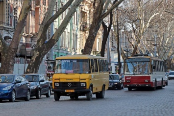 На полном ходу: в Одессе из маршрутки выпала женщина - водитель даже не остановился. Видео пугает