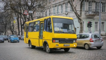 В Одессе женщина выпала из маршрутки: в сети появилось видео происшествия