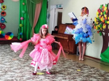Мелитопольские малыши устроили показ мод из картона и пластика