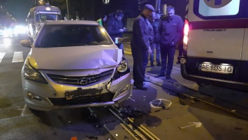 В центре Днепра столкнулись Hyundai и автомобиль скорой помощи