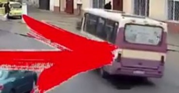 В Одессе водитель маршрутки "потерял" пассажирку на полном ходу (видео)
