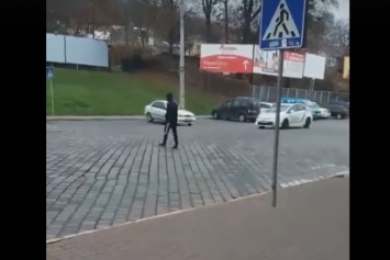 Ради лайков: парень устроил ''паркур'' на полицейском авто в Черновцах. Видео дерзкой выходки