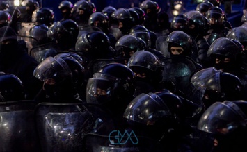 Протесты в Грузии: между участниками и полицией произошла потасовка - фото