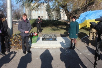 В Мирнограде отметили День достоинства и свободы открытием мемориальной плиты