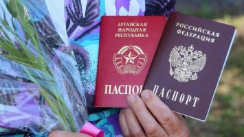 Жительница Луганска рассказала, как Россия раздает свои паспорта в ОРЛО