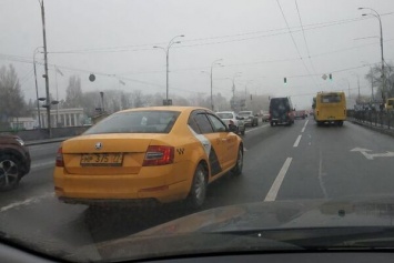 "Янукович под прикрытием!" В Киеве заметили запрещенное российское такси