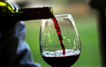 Бокал красного вина приравнивается к 1 часу занятий в тренажерном зале, гласит новое исследование